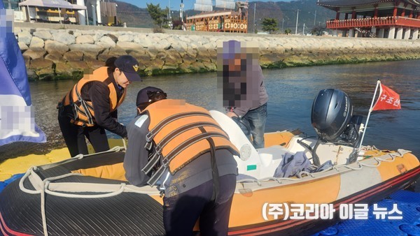창원해경이 수상레저사업장에서 비상구조선 점검하고 있다.  (사진/제공=창원해경)