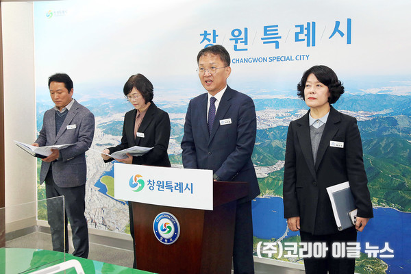 박진열 경남 창원시 경제일자리국장이 19일 시청 프레스센터에서 경제일자리국 정례브리핑을 하고 있다.   (사진/제공=창원특례시)