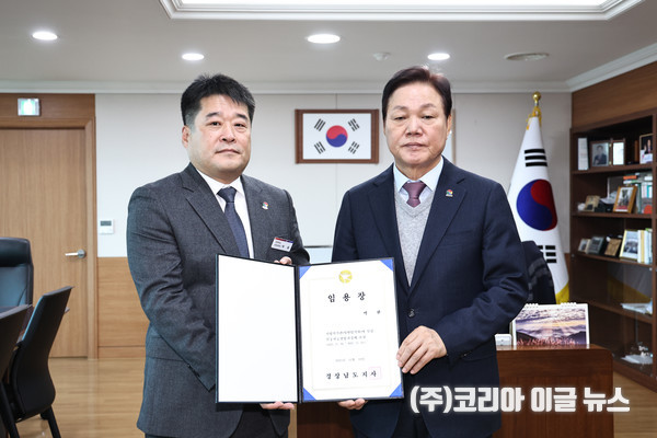 (오른쪽)박완수 경남도지사는 19일 개방형 직위로 인공지능산업과장에 제조인공지능(AI) 전문가인 (왼쪽)박환 전 현대위아 정보보호실장을 임용했다.  (사진/제공=경상남도)