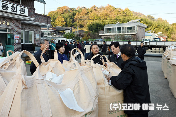 안병구 밀양시장이 20일 올해 첫 매입 현장인 초동면 차월회관 공공비축미곡 수매 현장을 점검하고 관계자들과 현황을 살펴보고 있다.  (사진/제공=밀양시)
