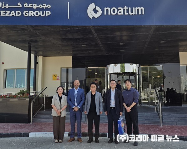 지난 19일 아부다비ADPortsGroup본사에서 박성호 부산진해경제자유구역청장(왼쪽에서세번째)이 참석자들과 기념촬영을 하고있다. (사진/제공=부산진해경제자유구역청)