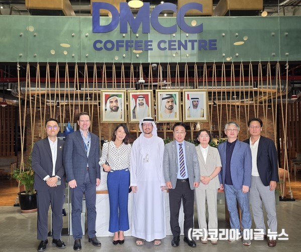 20일 UAEDMCC커피센터에서 박성호부산진해경제자유구역청장(오른쪽에서네번째)이 참석자들과 기념촬영을 하고있다. (사진/제공=부산진해경제자유구역청)