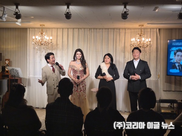 왼쪽에서 두번째 소프라노 박지은, 오른쪽 바리톤 장병혁 / 트롯테너 김지현의 노래세상 공연 사진