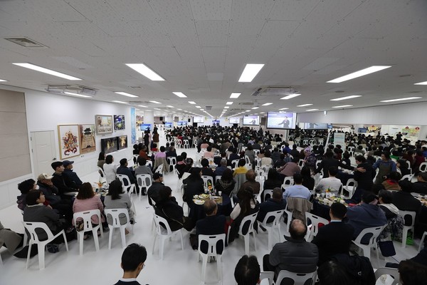 부산교회가 지난 22일 ‘오픈하우스’ 행사를 개최한 가운데 방문객이 이영노 지파장의 강의를 듣고 있다. 