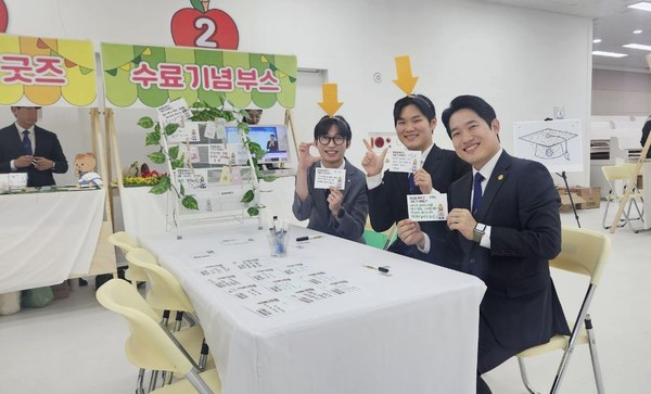 신천지 부산교회가 지난 22일 ‘오픈하우스’ 행사를 개최한 가운데 이영노 지파장(오른쪽)과 성도들이 손글씨 소감을 작성 후 기념촬영을 하고 있다. 