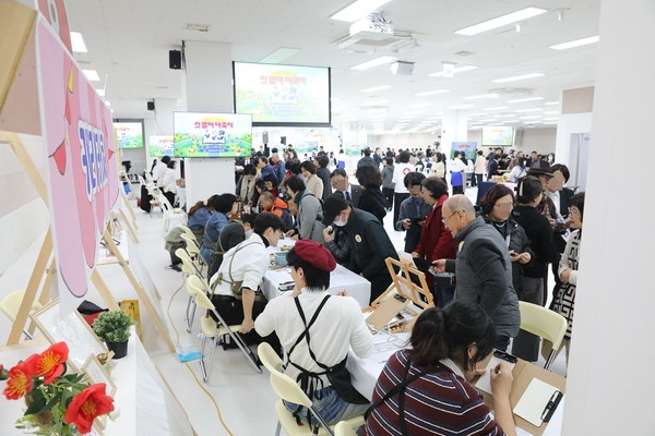 지난 22일 신천지 부산교회에서 열린 ‘오픈하우스’ 행사에서 방문객들이 준비된 체험 부스를 둘러보고 있다.