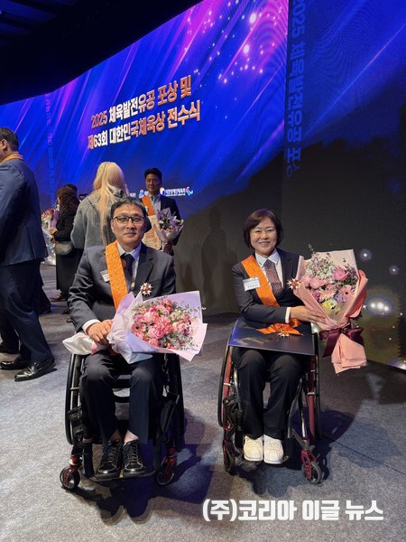 (좌) 주영대 선수, (우) 강외정 선수  체육훈장 청룡장 수훈 (사진/제공=경상남도장애인체육회)