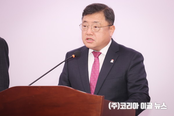 경상남도 박명균 행정부지사가 지난 24일 오후 도청 프레스센터에서 지방 맞춤형 주택시장 활성화 대책을 브리핑하고 있다. (사진/제공=경상남도)