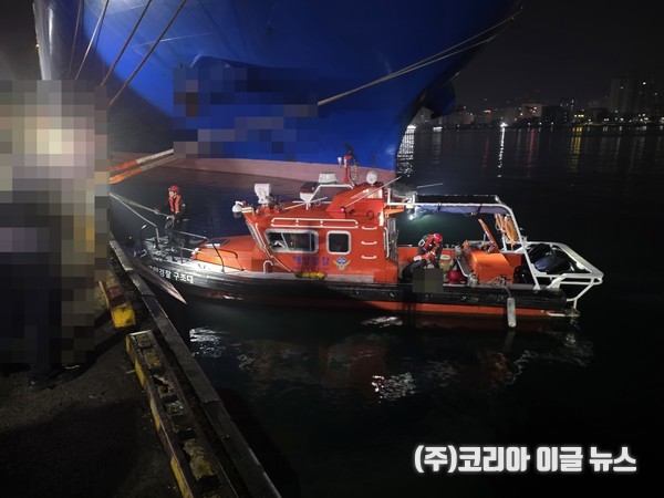 창원해경이 마산항 4부두 인근해상에서 차량운전자 대상으로 심폐소생술을 실시하고 있다.  (사진/제공=창원해경)