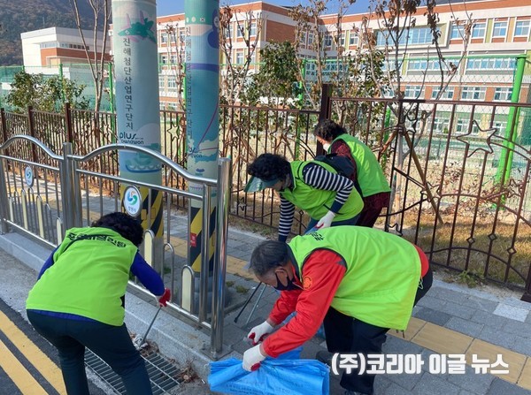 푸르미클린팀 단체 사진 및 청소 사진  (제공=진해구청)
