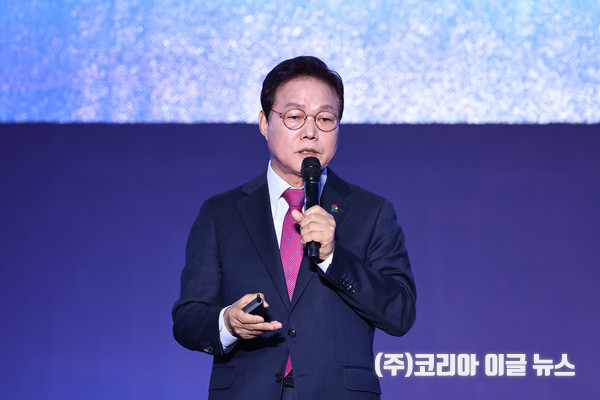 박완수 경남도지사가 25일 부산 벡스코에서 열린 KNN, 동남권발전협의회, 부산경남행정통합공론화위원회 공동 주최·주관 '대한민국 지역대포럼'에 참석해 '지방자치 30년, 경남의 과제와 미래 비전'을 주제로 발표하고 있다. (사진/제공=경상남도)