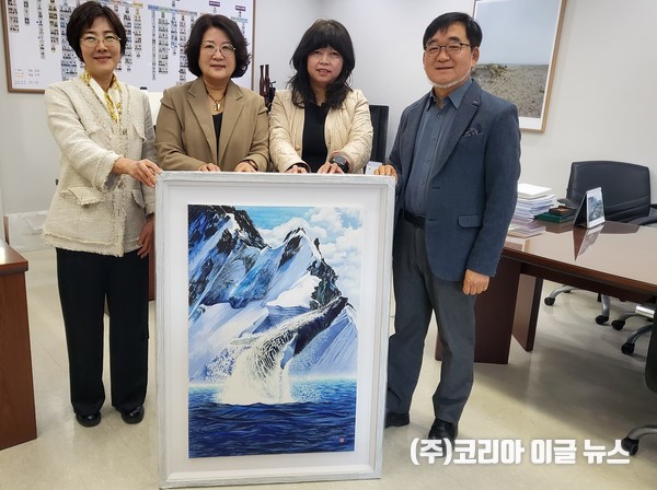 김해문화관광재단 윤슬미술관, 김해미술대전 대상작 2점 기증받아 소장품 등록 (이기선 작가 -사랑의 속삭임) (사진/제공=김해시)