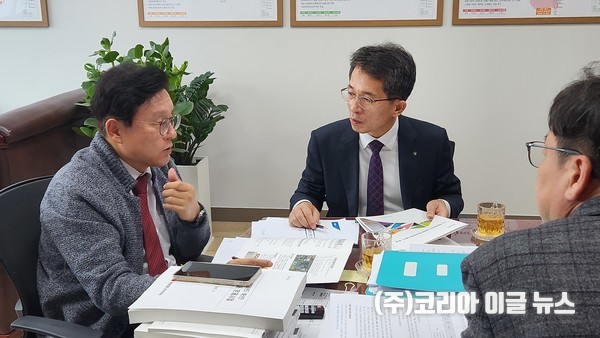 유정근 영주시장 권한대행이 예결위 간사 박형수 의원에게 설명하고 있는 모습  (사진/제공=영주시)