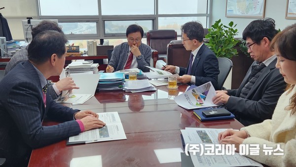 유정근 영주시장 권한대행이 예결위 간사 박형수 의원에게 설명하고 있는 모습  (사진/제공=영주시)