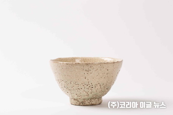 2025 밀양 경남 찻사발 및 차우림이 전국공모전 대상작으로 선정된 오정택 작가의 ‘분청덤벙찻사발’  (제공=밀양시)