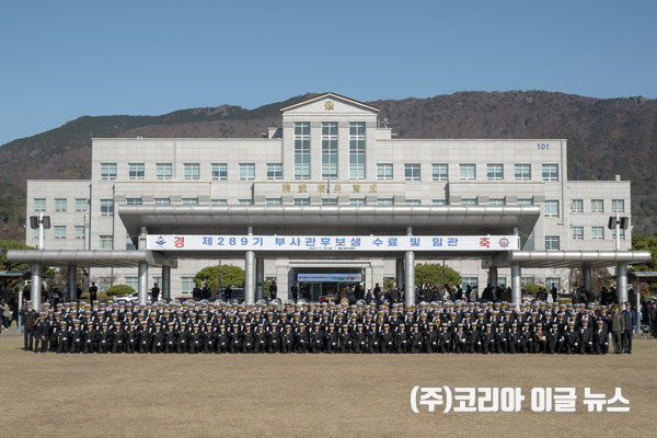  해군교육사령부는 11월 28일 교육사 연병장에서 289기 부사관후보생 임관식을 거행했다. 사진은 289기 신임 하사들이 기념촬영을 하는 모습.   (사진/제공=정훈실 하사 홍성민)