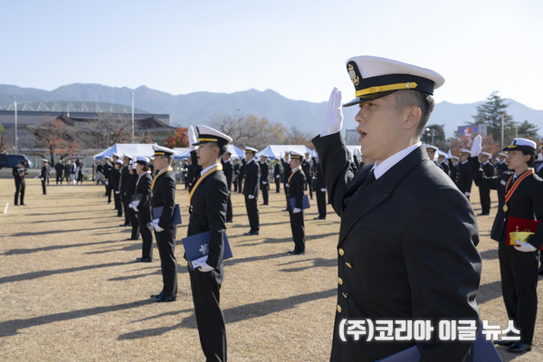 해군교육사령부는 11월 28일 교육사 연병장에서 289기 부사관후보생 임관식을 거행했다. 사진은 부사관후보생들이 임관선서를 하는 모습.  (사진/제공=정훈실 하사 홍성민)