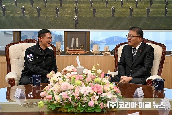 장금용 창원특레시장이 해군사관학교에 방문했다. /왼쪽부터 박규백 해군사관학교장, 장금용 창원특례시장 권한대행  (사진/제공=해군사관학교)