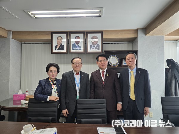 주한 케냐 대사관 방문 기념사진 / 왼쪽부터 이향란 회장, 이재학 의장, 안두순 총장, 조병현 전략기획위원장