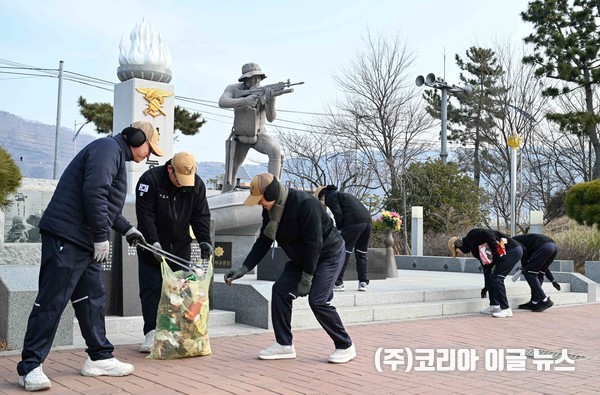 해군항공사 637비행대원들이 진해루 인근 해안도로 일대서 환경정화활동을 실시하고 있다.   (사진/제공=해군)