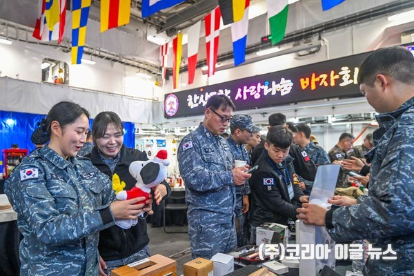  승조원들이 바자회에 참여하고 있다.  (사진/제공=해군)