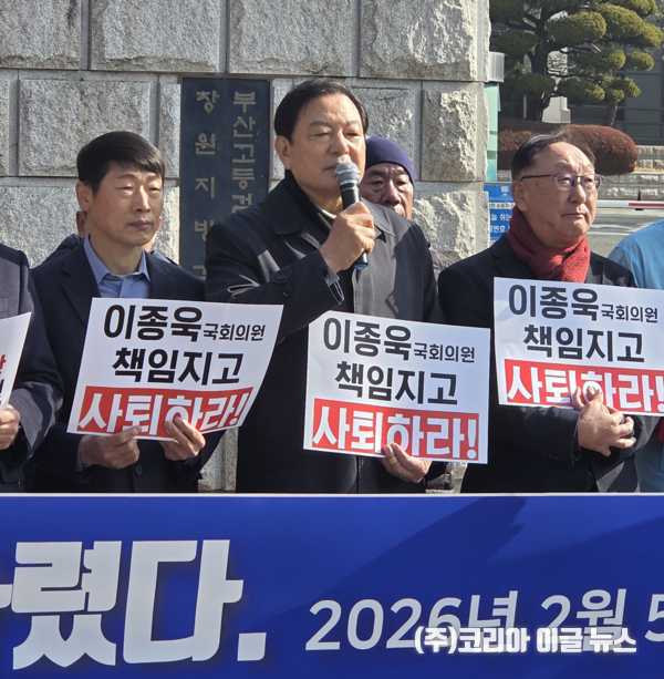지난 5일 창원지방검찰청 앞에서 열린 기자회견에서 황기철 민주당 진해지역위원장이 이종욱 국회의원에 대한 즉각적인 기소와 사퇴를 촉구하고 있다.    (사진/제공=민주당 진해지역위원회)