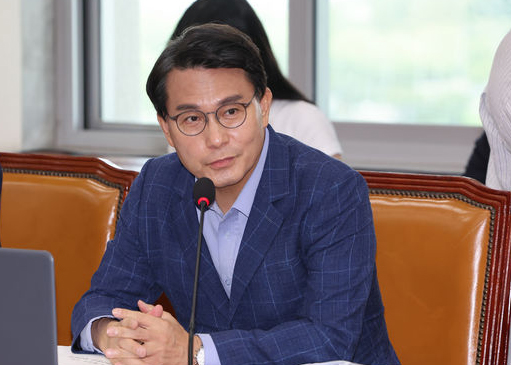 윤상현 국민의힘 의원이 지난해 8월20일 오전 서울 여의도 국회 환경노동위원회 전체회의에서 인사말하고 있다. 뉴시스