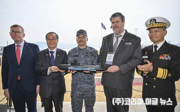 3월 25일(수) 경남 창원시 진해 군항에서 거행된 한국-캐나다 연합협력훈련 환송행사에서 곽광섭(중장) 해군참모차장(오른쪽에서 첫 번째) 필립 라포르튠(Philippe Lafortune) 주한캐나다대사(오른쪽에서 두 번째),  이병일(대령) 도산안창호함장(가운데. 오른쪽에서 세번째)이 해수 캡슐을 전달받고 기념사진을 촬영하고 있다.  (사진=해군)