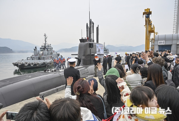 3월 25일(수) 경남 창원시 진해 군항에서 한국-캐나다 연합협력훈련을 참가하기 위해 출항하는 도산안창호함을 향해 행사 참가 부대원 및 도산안창호함 승조원 가족들이 임무완수와 안전항해를 기원하며 손을 흔들고 있다. (사진=해군)