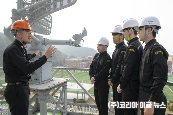 해군교육사령부 정보통신학교 김지혁(상사) 교관이 부산해군과학기술고 해군전자전기과 1학년 학생들에게 GPS-200K에 대해서 설명하고 있다. (사진=중사 홍성민)