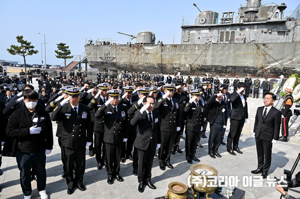 3월 26일(목) 평택 해군제2함대사령부에서 열린 제16주기 천안함 46용사 추모식에서 최원일 전 천안함장과 참전용사들이 천안함 46용사에게 경례를 하고 있다.  (사진=해군)