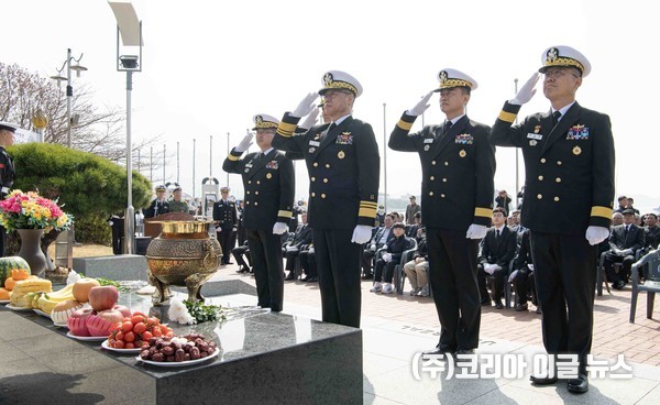 재진 지역 장성들이 한주호 준위 동상 앞에서 경례를 하고 있다. (사진=해군)