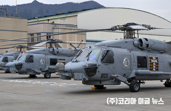  신형 해상작전헬기 MH-60R 3대가 인수식을 하루 앞둔 3월 31일(화) 경남 진해 제62해상항공전대에 배치돼 있다.   (사진=해군)
