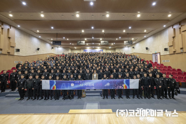 강정호(중장) 해군교육사령관을 비롯한 장병들과 이지영 강사가 강연을 마치고 기념사진을 촬영하고 있다.   (사진=중사 홍성민)