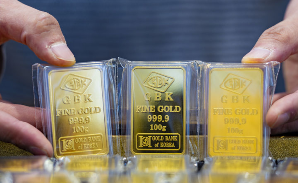 최근 국제 금값이 한 달 새 약 13% 하락하며 17년 만에 최대 낙폭을 기록한 가운데 1일 서울 시내 한 금은방에서 직원이 금 제품을 들어보이고 있다. 뉴시스
