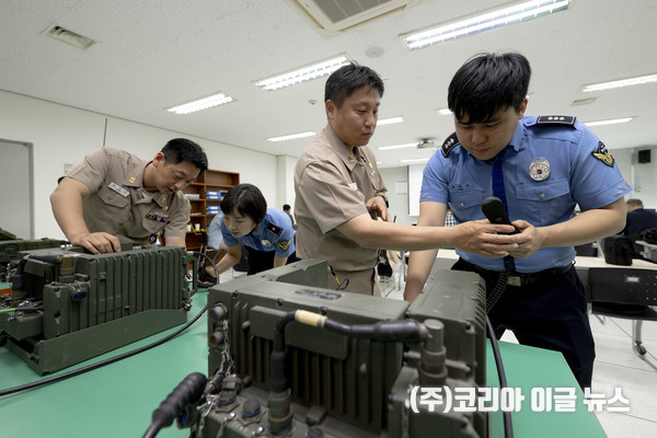 해군교육사령부 정보통신학교 정보통신교관 박인찬 상사와 송치우 상사가 해양경찰관들에게 VHF통신기 운용법을 교육하고 있다. (사진=중사 홍성민)