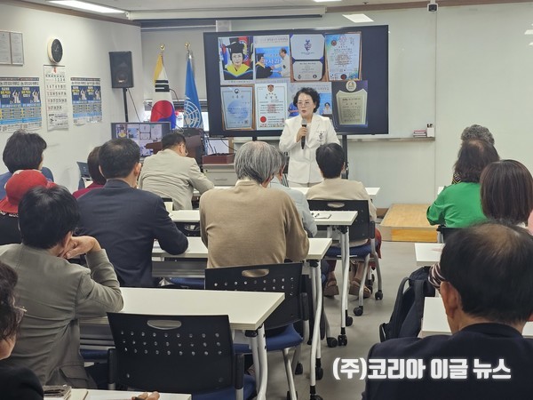 이향란 이사장이 지난 4월 28일 제1강의실에서 ‘2026년 제1기 전문교육과정 개강식’을 개최하여 교육을 진행하고 있다.  