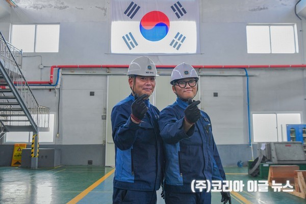 해군군수사령부 정비창 김창록 주무관(왼쪽)과 오현동 주무관(오른쪽)이 해군군수사 정비창 추진체계공장에서 스승의 날을 맞아 기념촬영을 하고 있다.  (사진=해군) 