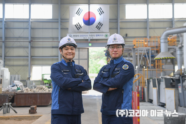 해군군수사령부 정비창 경용수 주무관(오른쪽)과 박성철 주무관(왼쪽)이 해군군수사 정비창 지원공장에서 스승의 날을 맞아 기념촬영을 하고 있다.  (사진=해군)
