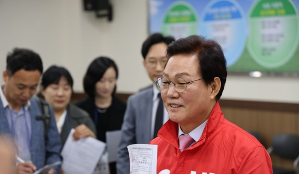 국민의힘 박완수 경남도지사 후보가 14일 오전 경남도선관위를 찾아 후보 등록을 마친 후 포즈를 취하고 있다.뉴시스