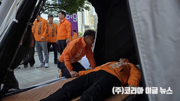 개혁신당 강명상 창원시장 후보가 부산에서 단식 농성 중인 정이한 부산시장 후보를 찾아 격려했다. (사진=강명상 선대위)