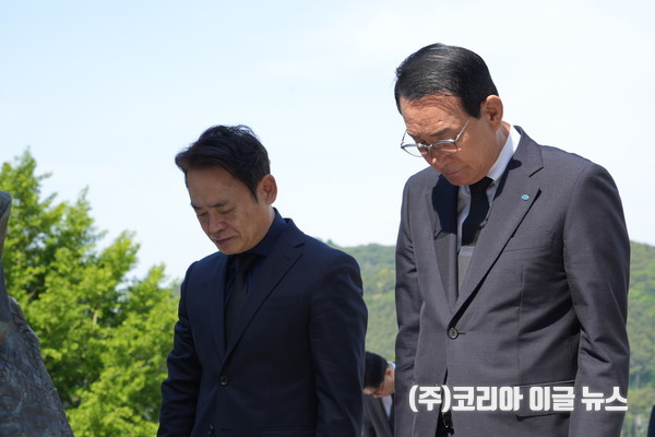 노동진 수협중앙회장(사진 오른쪽부터)이 김두영 전국해상선원노동조합연맹 위원장과 함께 7일 부산 영도구에 소재한 ‘순직 선원 위령탑’을 찾아 분향한 뒤 묵념하고 있다. (사진=수협중앙회)