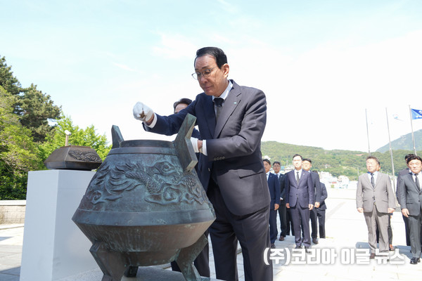 노동진 수협중앙회장은 7일 부산 영도구에 소재한 ‘순직 선원 위령탑’을 찾아 분향하고 있다. (사진=수협중앙회)