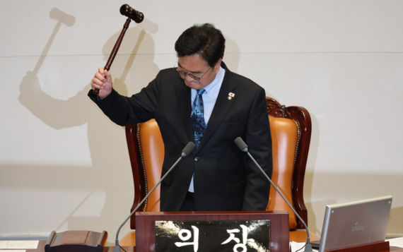  우원식 국회의장이 8일 오후 서울 여의도 국회에서 열린 제435회국회(임시회) 제2차 본회의에서 진보 여권 주도 헌법개정안 의결 시도에 대해 필리버스터로 대응하겠다는 뜻을 밝힌 국민의힘을 강하게 비판하며, 본회의 산회 선포를 하고 있다. 뉴시스