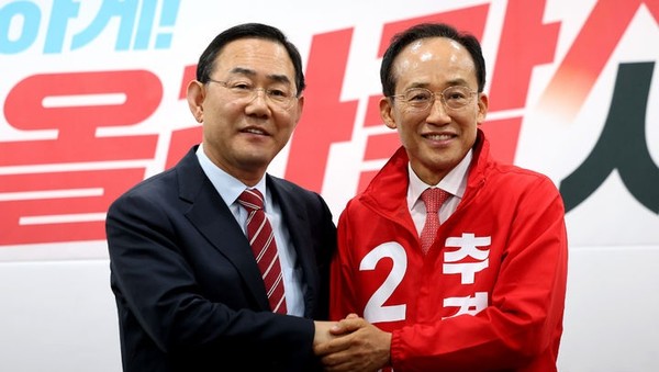 주호영 국회부의장이 8일 오후 대구 수성구 국민의힘 대구시당에서 선거대책위원회 총괄선대위원장 수락 의사를 밝히는 기자회견을 마친 뒤 추경호 대구시장 예비후보와 기념촬영을 하고 있다. 뉴시스