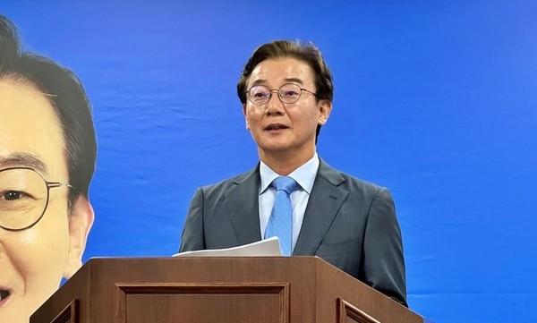  HMM이 부산으로 본사를 옮기기 위한 정관을 변경한 가운데, 전재수 더불어민주당 부산시장 후보가 8일 부산진구 선거사무소에서 소감을 말하고 있다. 뉴시스