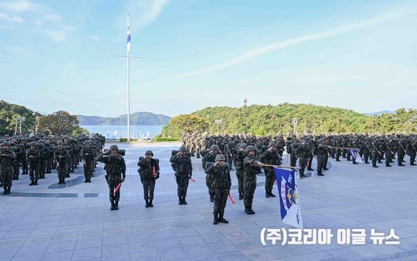 2026년 5월 7일부터 8일까지 양일간 진해 일대에서 진행된 2026 사관생도 행군훈련에서 사관생도들이 행군훈련 출발신고를 하고 있다. (사진=해군)