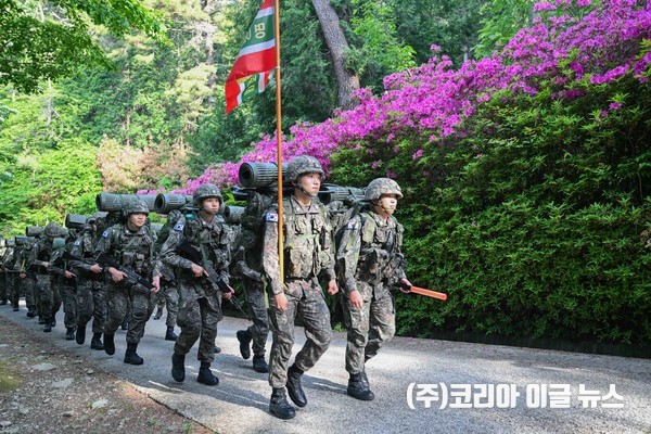 2026년 5월 7일부터 8일까지 양일간 진해 일대에서 진행된 2026 사관생도 행군훈련에서 사관생도들이산악지역을 행군하고 있다. (사진=해군)