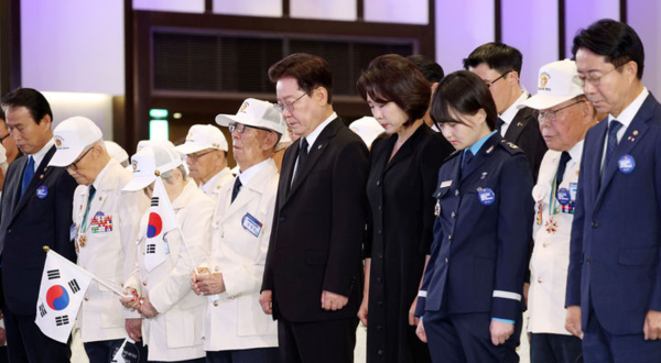  이재명 대통령과 김혜경 여사가 25일 경기 수원컨벤션센터에서 열린 6·25전쟁 제76주년 기념식에서 참석자들과 묵념을 하고 있다. 뉴시스