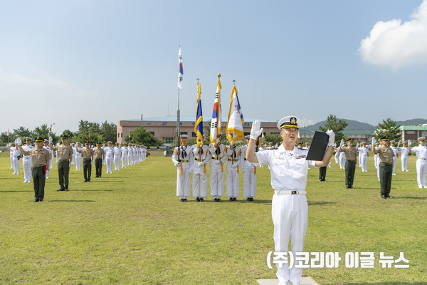 제67기 해군•해병대준사관들이 임관선서를 하고 있다.     (사진=중사 홍성민)